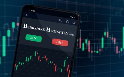 La marcha de Warren Buffett inquieta a los inversores, ¿qué hacer con la acción de Berkshire Hathaway?